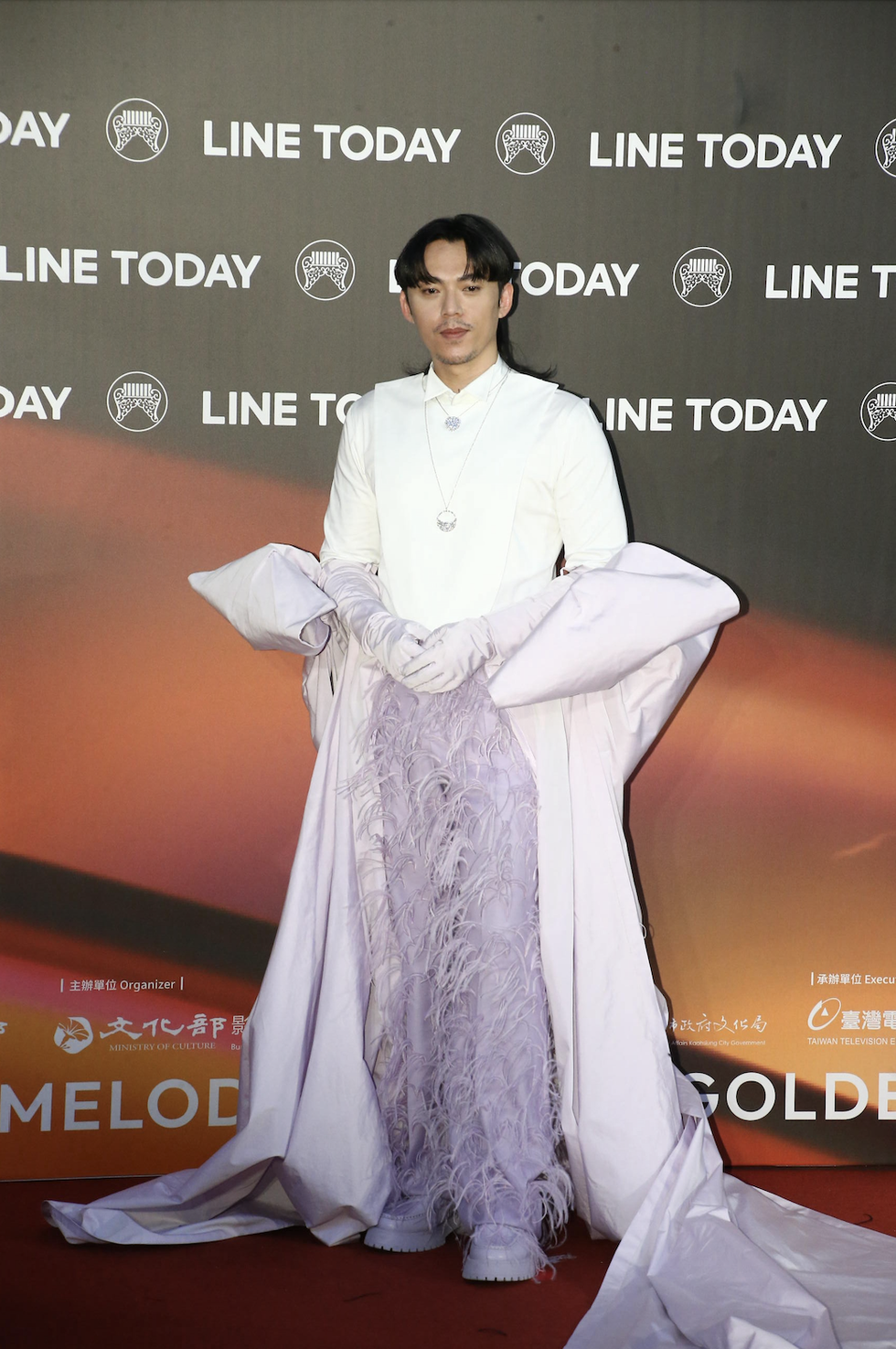 金曲奖红毯争奇斗艳，小S穿芭比粉踩恨天高，音乐组合戴恐龙头套