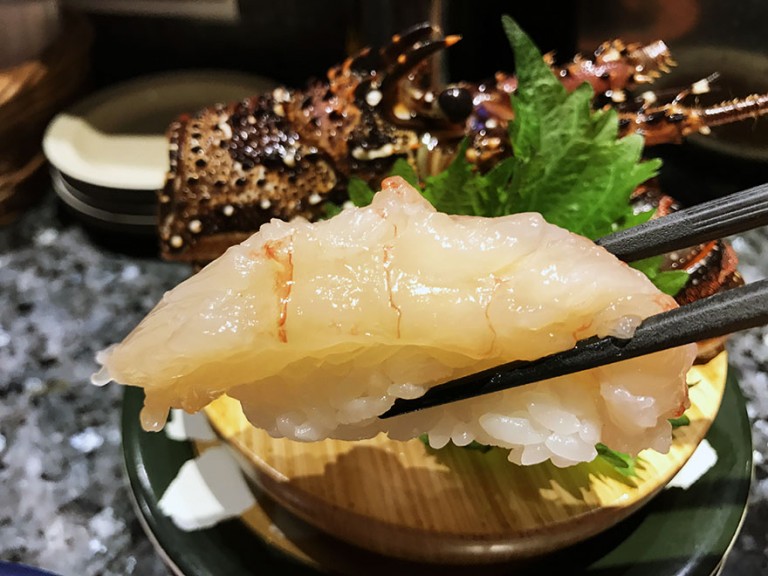 在正宗的回轉壽司店里用餐是種什么體驗？回轉壽司美食指南來了