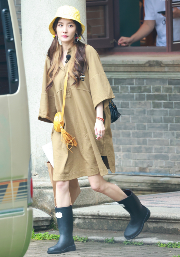 杨幂花儿与少年路透，白色吊带尽显好身材，果然辣妈无疑