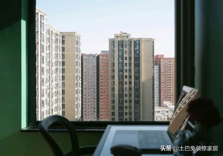 小两口爆改65m²小两房，内嵌冰箱、整墙储物、大落地窗，强！大