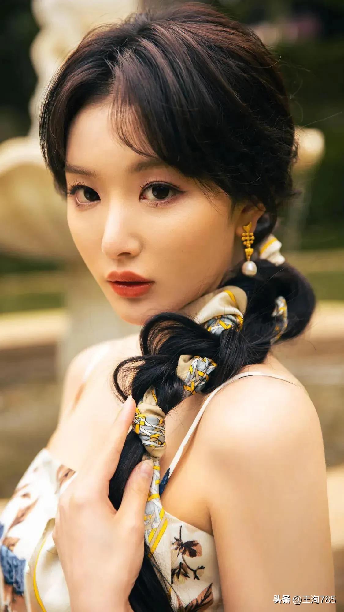 美女歌手孔雪儿，窈窕身材，俊俏容颜