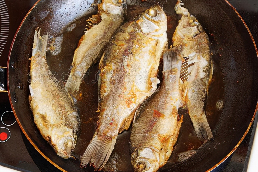 铁锅煎鱼，总是破皮还粘锅？大厨教你3个窍门，鱼肉完整不碎