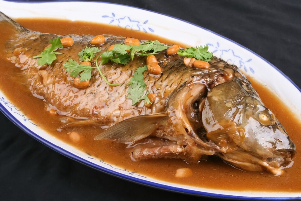炖鱼时，做好3个关键步骤，鲜香入味很下饭，一点腥味也没有