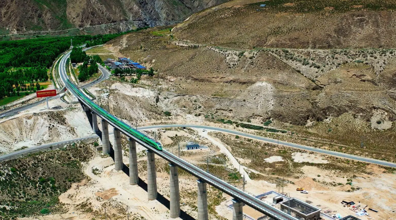 中国建造拉林铁路,16次跨越雅鲁藏布江,9成线路海拔3千米以上