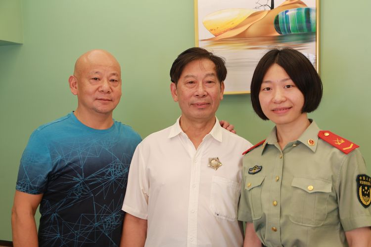 几载铁兵集蓉城，一朵绿花续军魂。 美篇制作：张淑芬