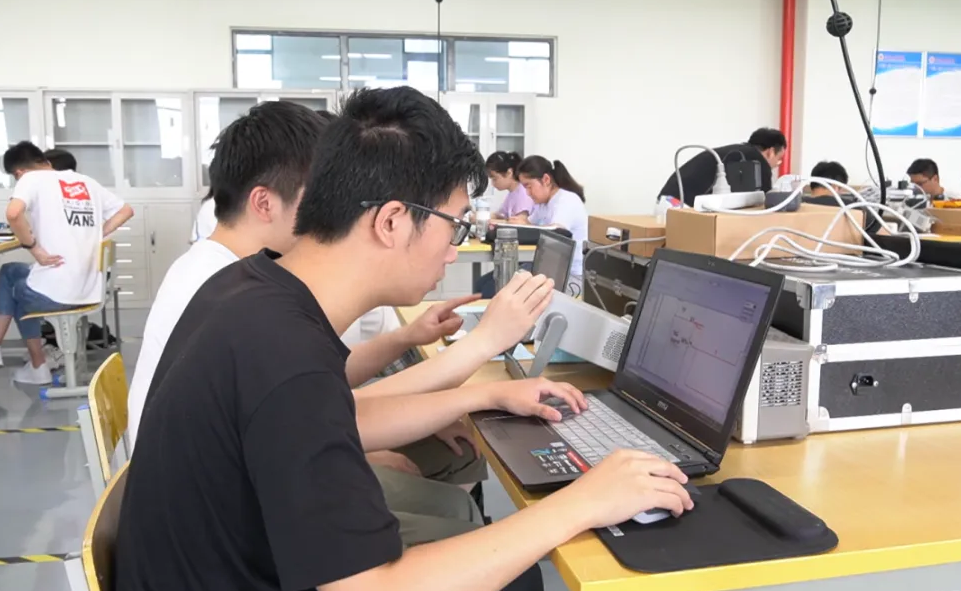 “烧钱”的4个大学专业，普通家庭绕道走，毕业后却成为香饽饽