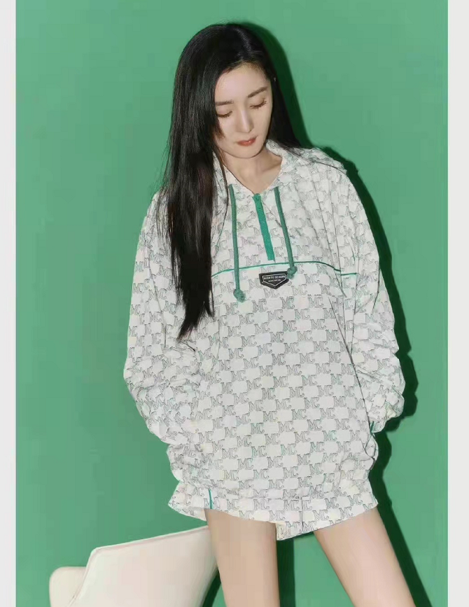 杨幂新穿搭火出圈！卫衣短裤配长筒袜少女感十足，筷子腿堪比超模