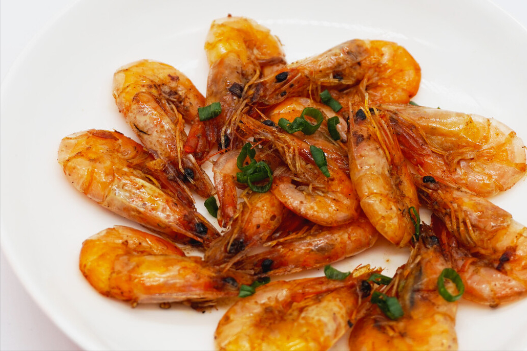 10分钟就能搞定的椒盐虾，酥脆入味连皮都能吃，年夜饭上记得做