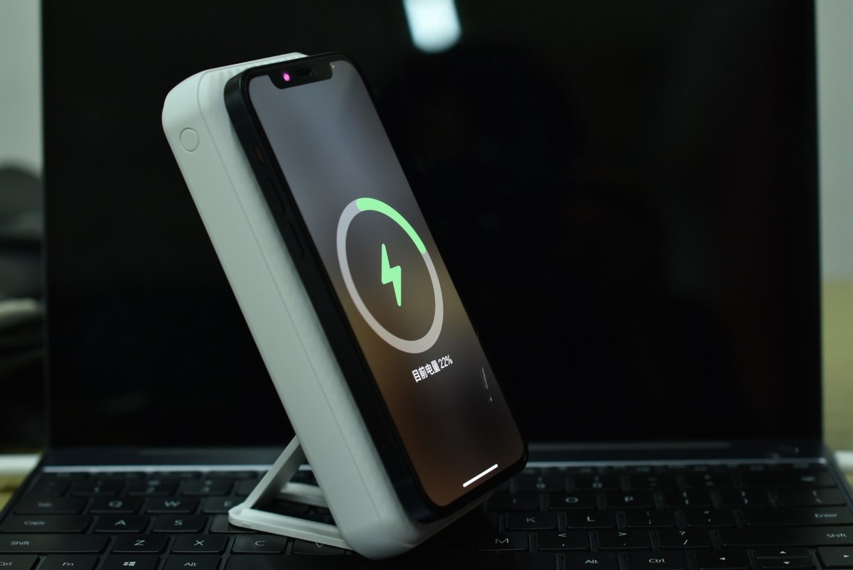 高性價(jià)比平替磁吸無(wú)線充電寶-iWALK“魔咔寶”