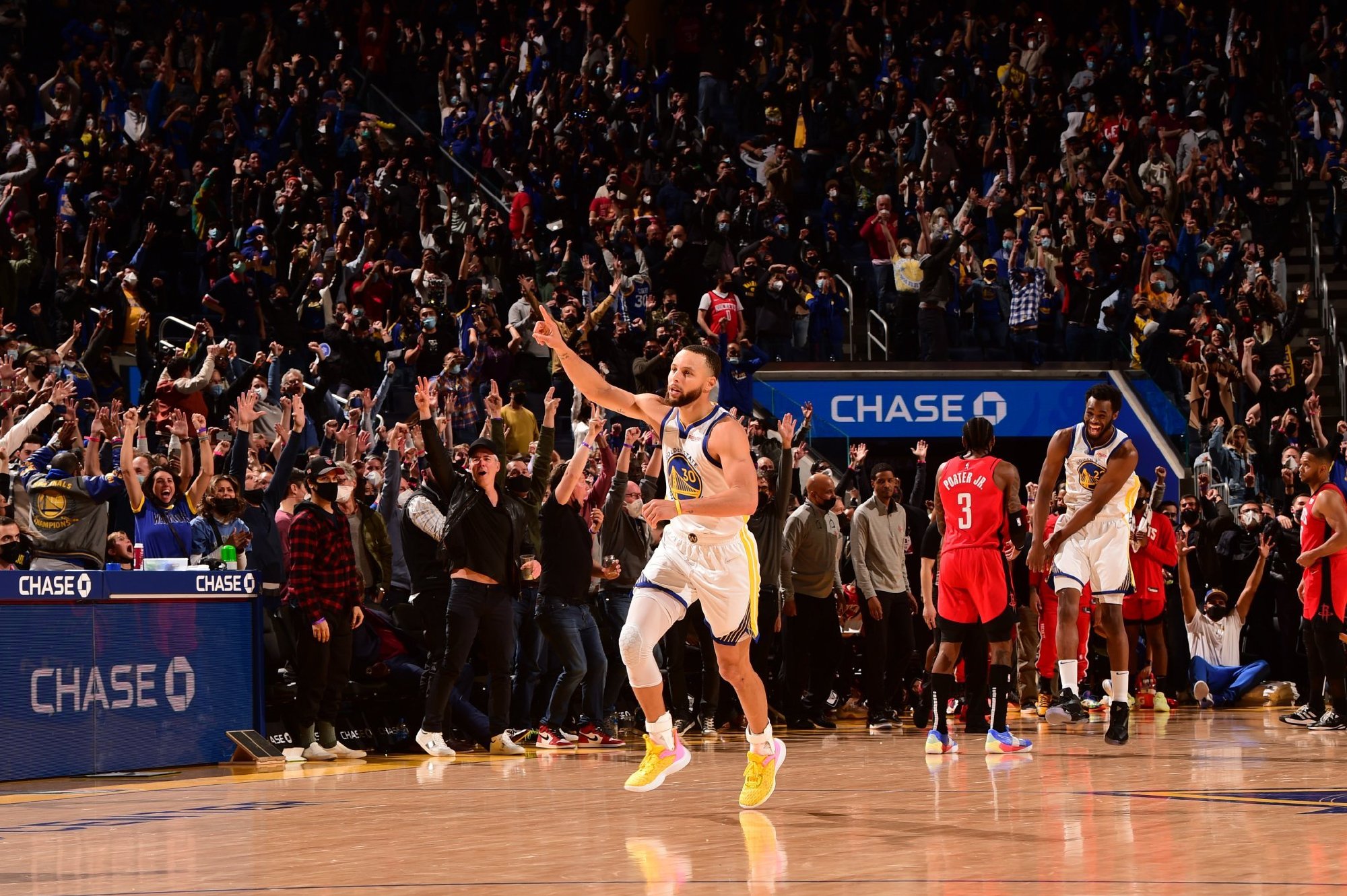 nba哪些关键绝杀球(揭秘库里生涯8大绝杀！2球比粉碎火箭更重要，改变NBA10年格局)