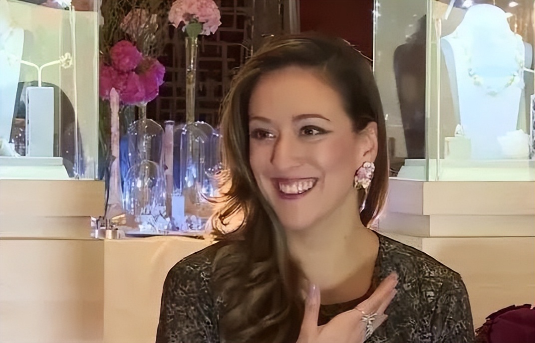 赌王嫡孙女罕见发动态，眉眼像极亡父何猷光，不争家产却身价不菲