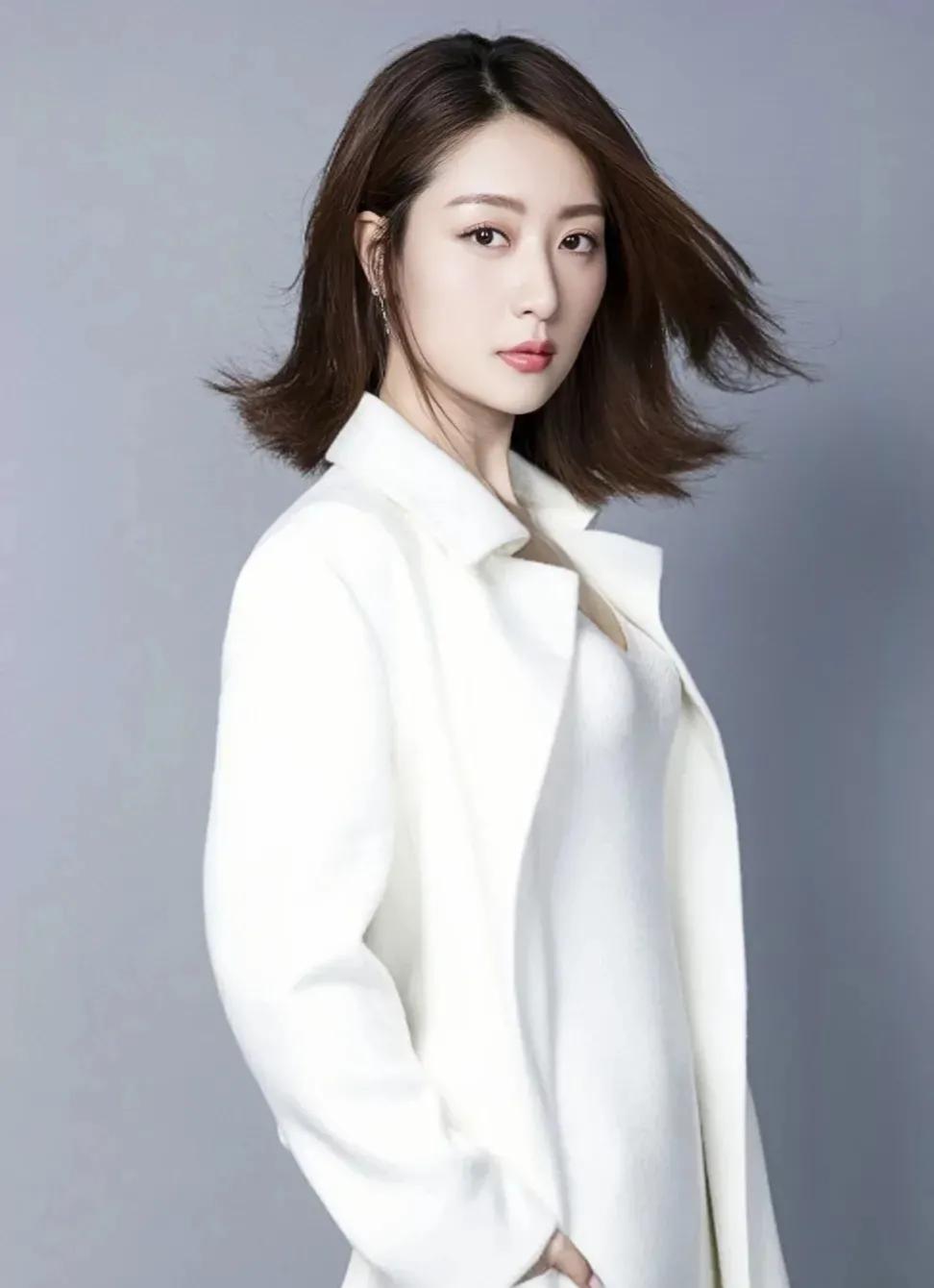 白冰：知性优雅，温婉甜美的邻家女形象非常迷人