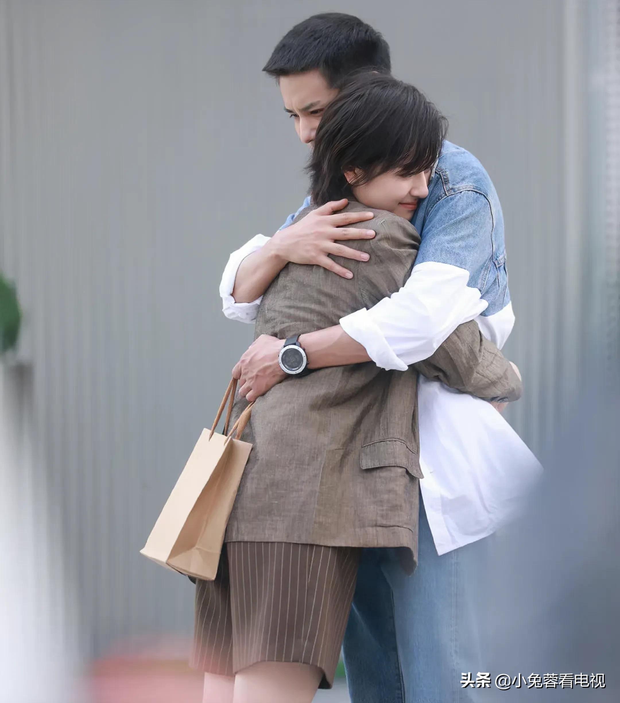 郑业成和李兰迪拥抱《硬核时代》路透照