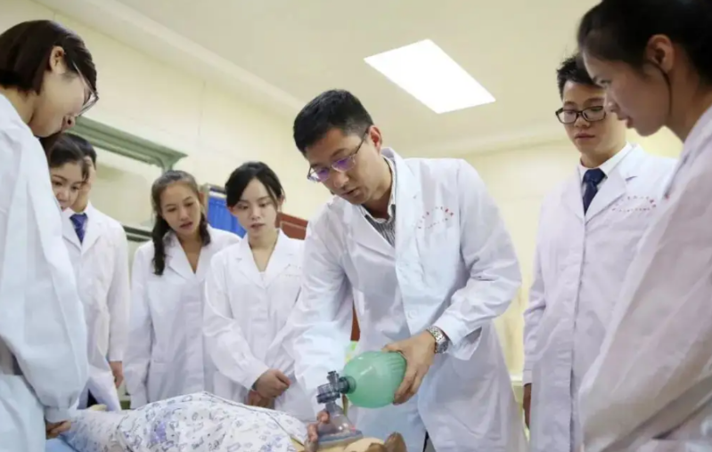 医学实行“精英教学”，停中职控大专，高考500分还能报医学吗？