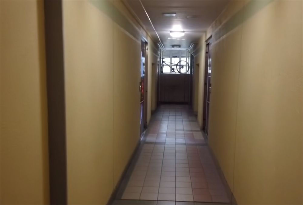 夫妻俩香港“郊区”39㎡小家：房子老旧却收拾得很整洁，乱中有序