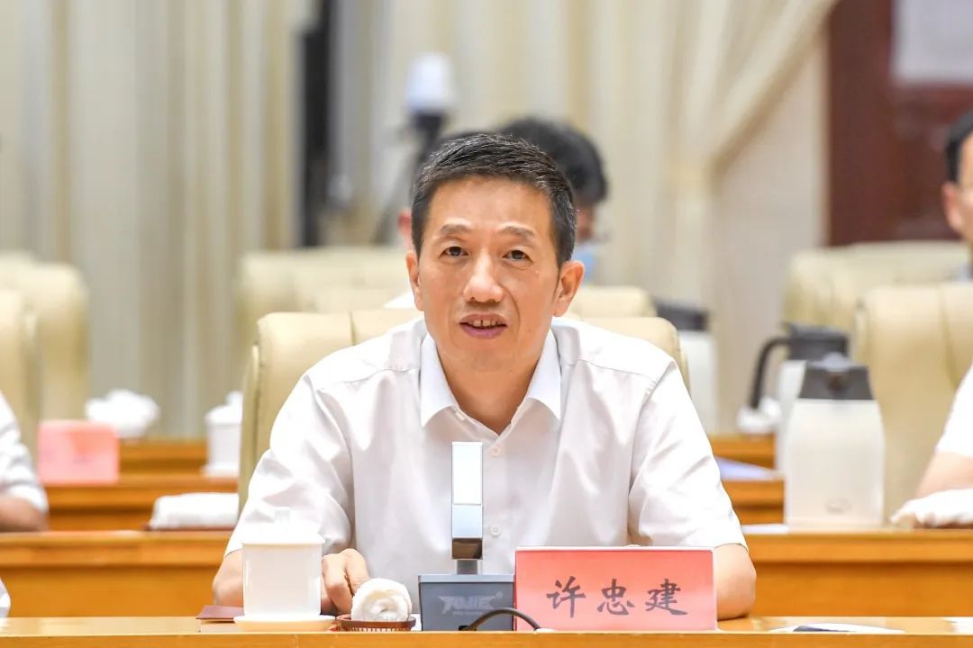 刘莲玉率队在怀化市调研怀化国际陆港建设并参加全国和省人大代表小组活动