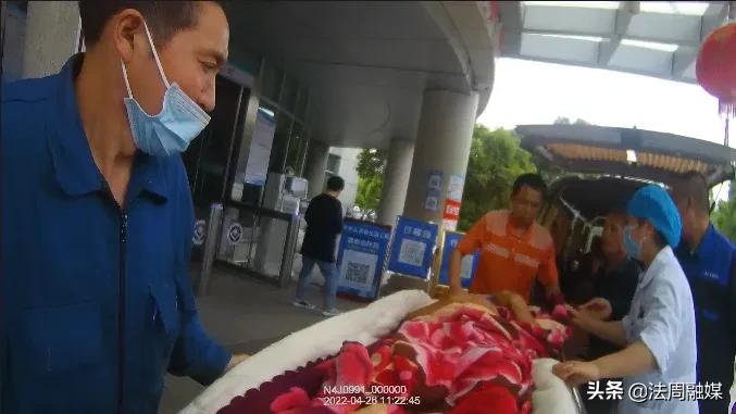 澧县：为生命开道，澧县交警护送六旬危重病人紧急就医