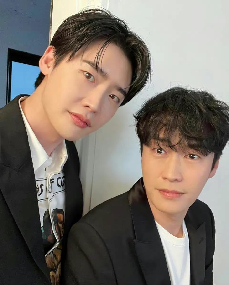 李钟硕平台晒自拍照，爱心刘海发型加上俊美颜值帅气十足