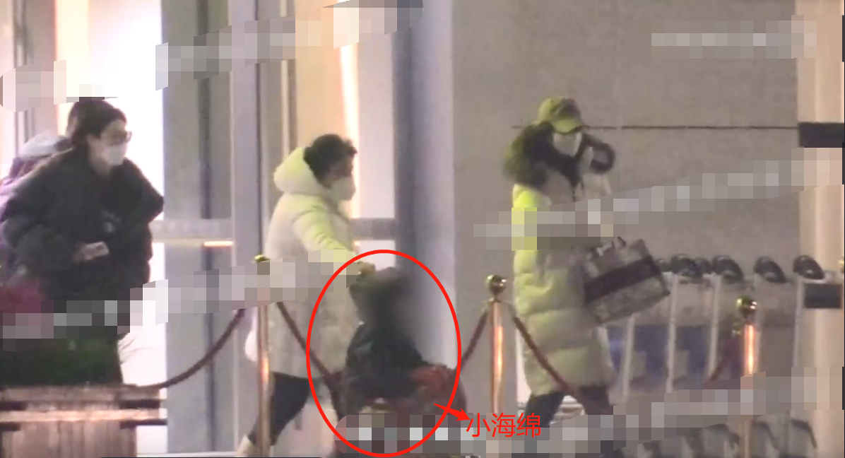 baby和儿子机场亲密互动！小海绵大胆骑箱子滑行，双脚翘起好兴奋