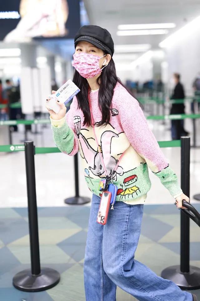 蔡少芬带三娃出行好操心，2岁儿子坐婴儿车超酷，俩女儿乖巧懂事