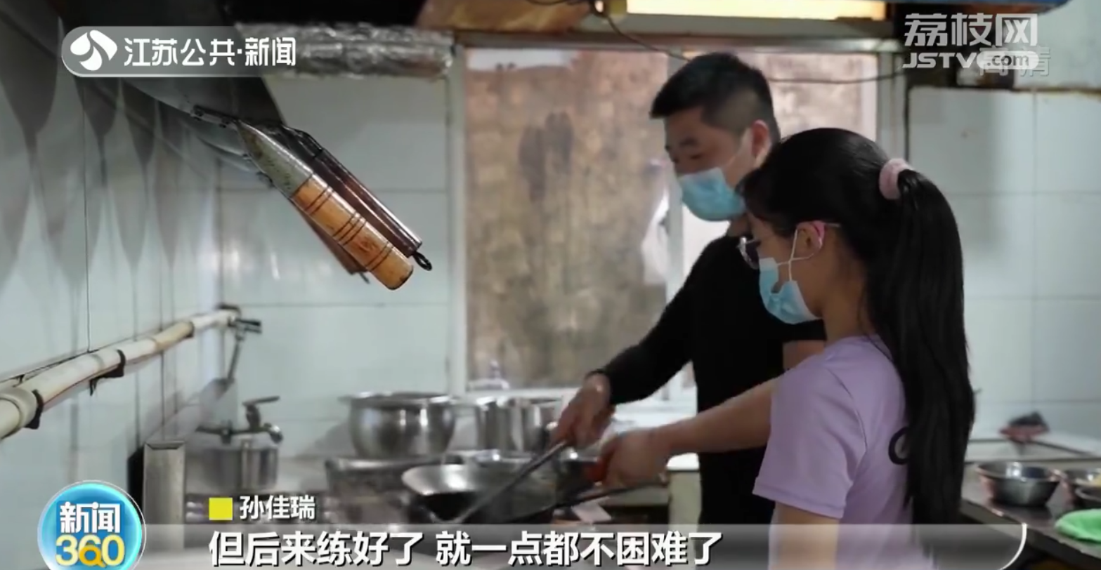 无锡十岁姑娘会做五六十道家常菜 厨师爹不让玩手机：学炒菜不好吗？