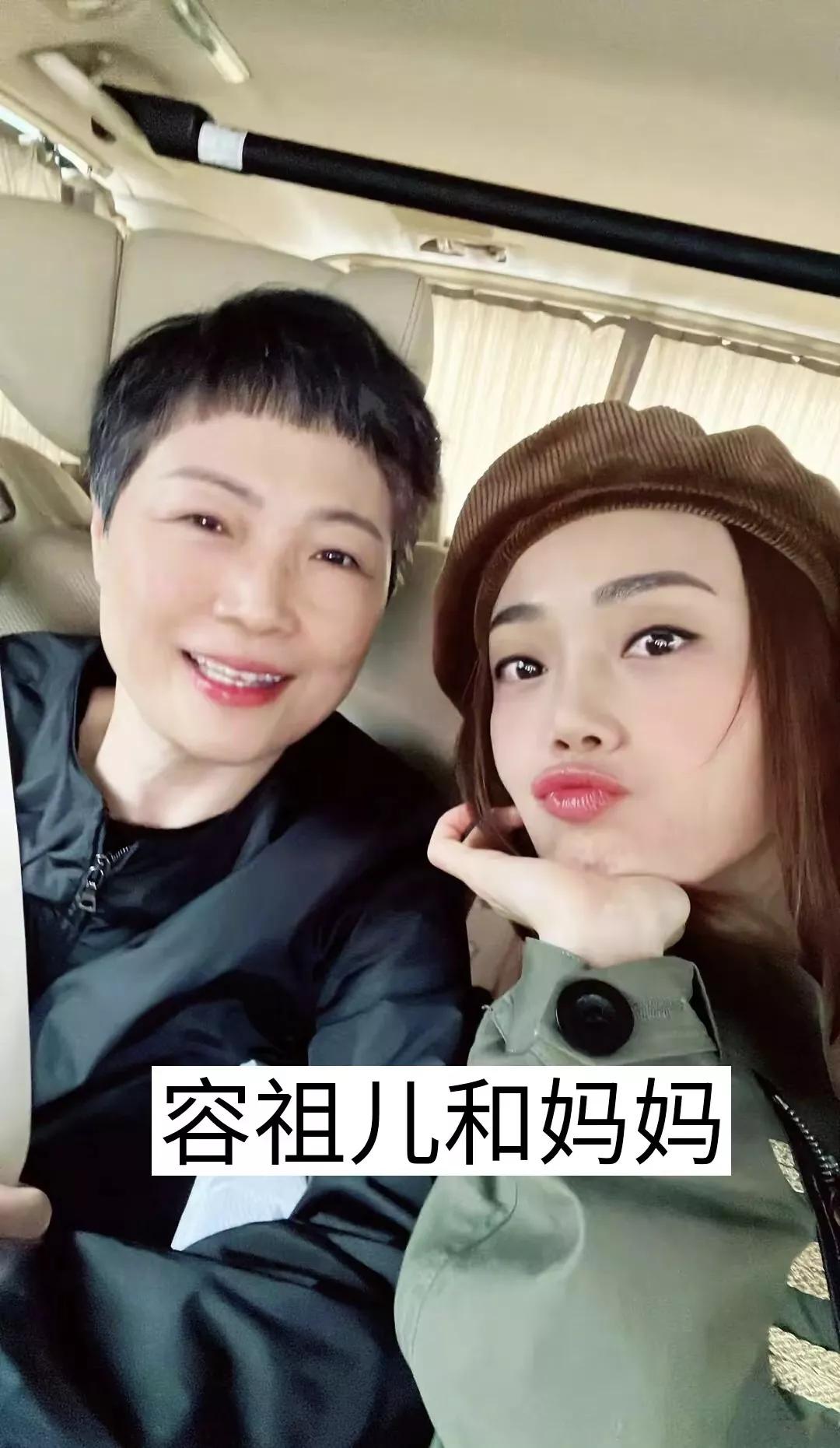 明星俏佳人：娱乐圈二十位女星母女照，根本不是母女，更像姐妹