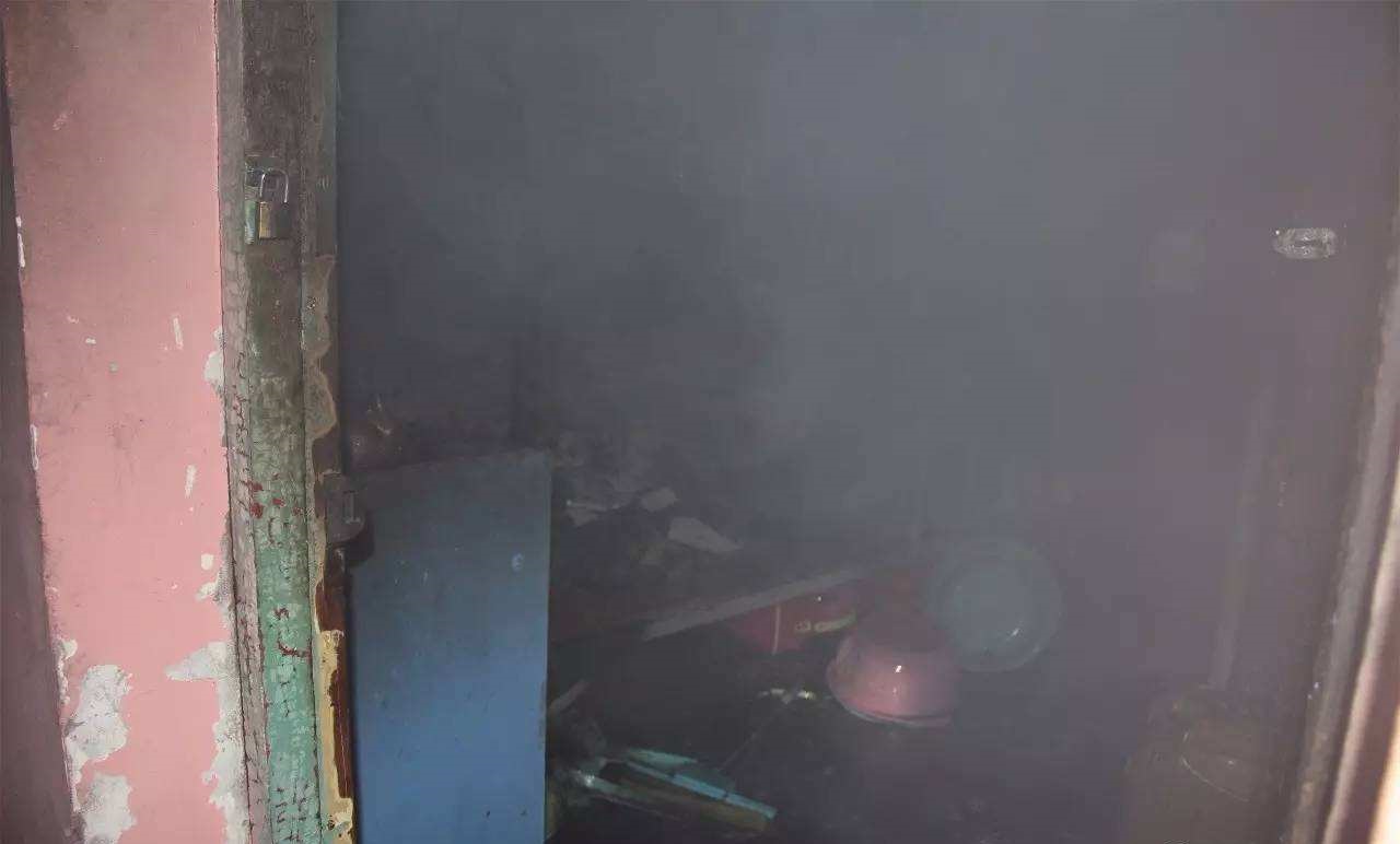 电风扇怎样放最凉快？外国物理老师巧用伯努利定律，演示正确用法