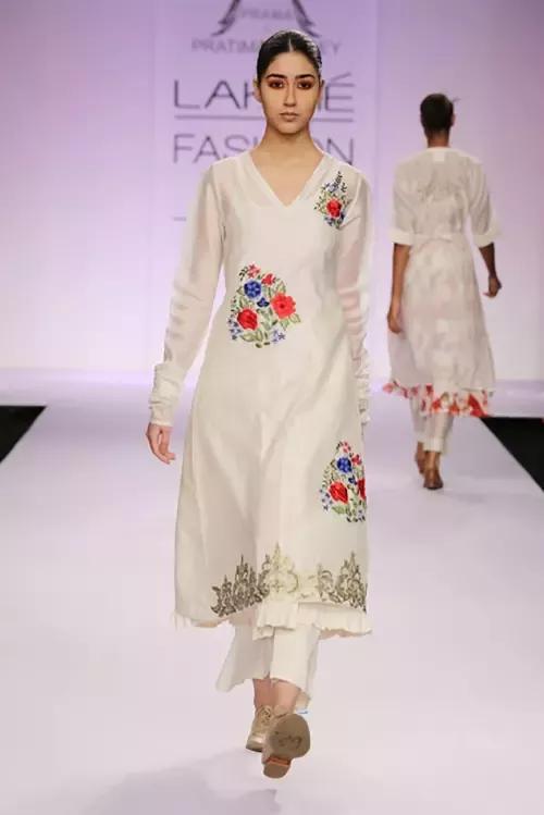 巴基斯坦女性的现代奢华服饰