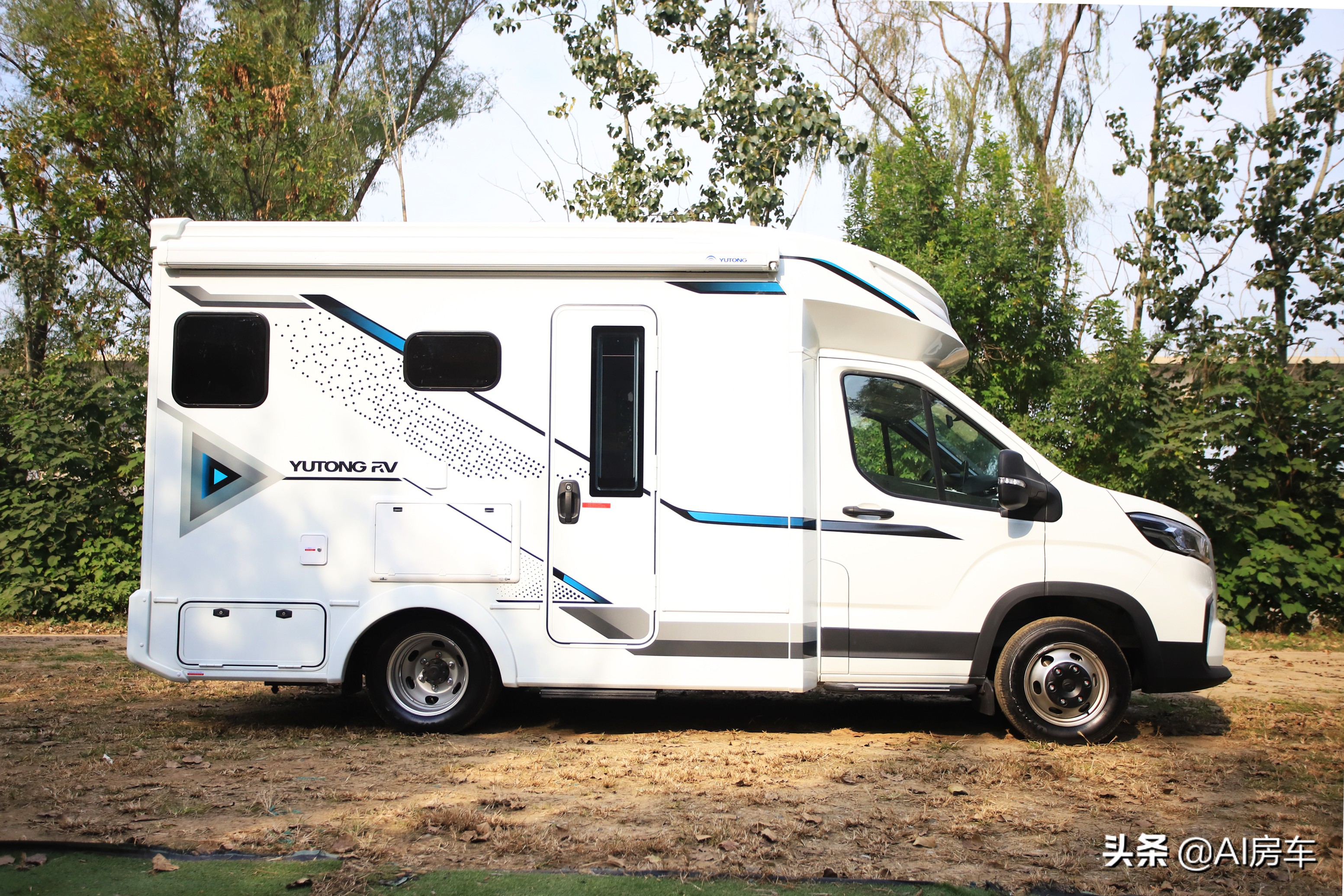 这款c311房车采用风阻系数小的小顶设计,前脸沿袭了大通v90家族镀铬