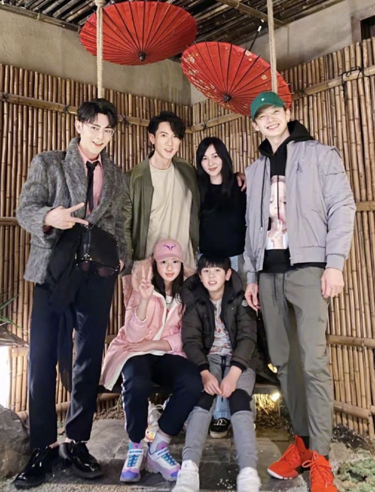 吴尊晒飞轮海感恩节聚餐，甜搂老婆出镜，祝辰亦儒汪东城早生贵子