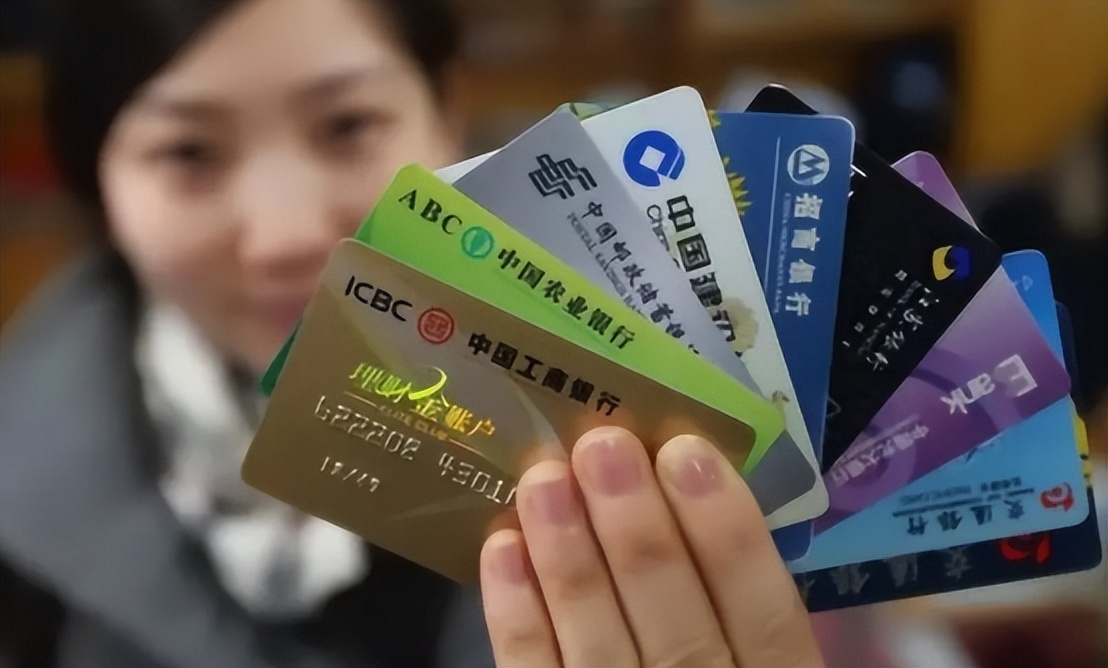 存钱存到存折好还是银行卡好-存款放在存折里好?还是放在银行卡里好?