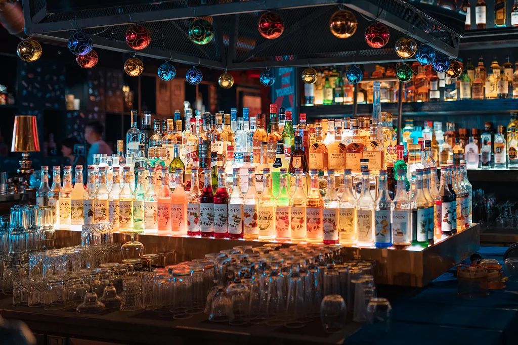 餐饮巨头集体开酒馆，9.9元一杯，为何年轻人不买账？