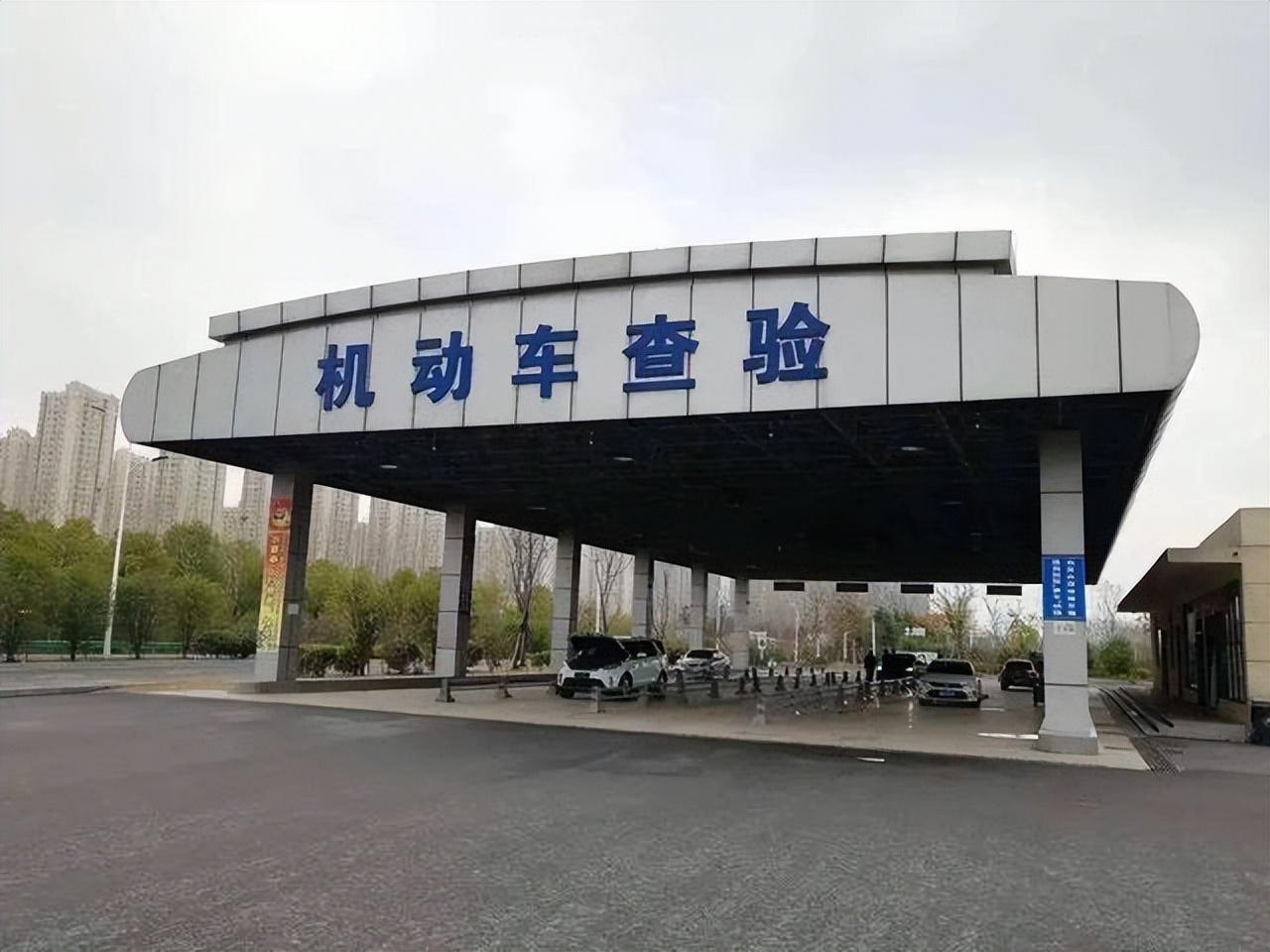 温馨提示对于需要上线年检的车辆,可以多关注下行驶证上的有效期,在