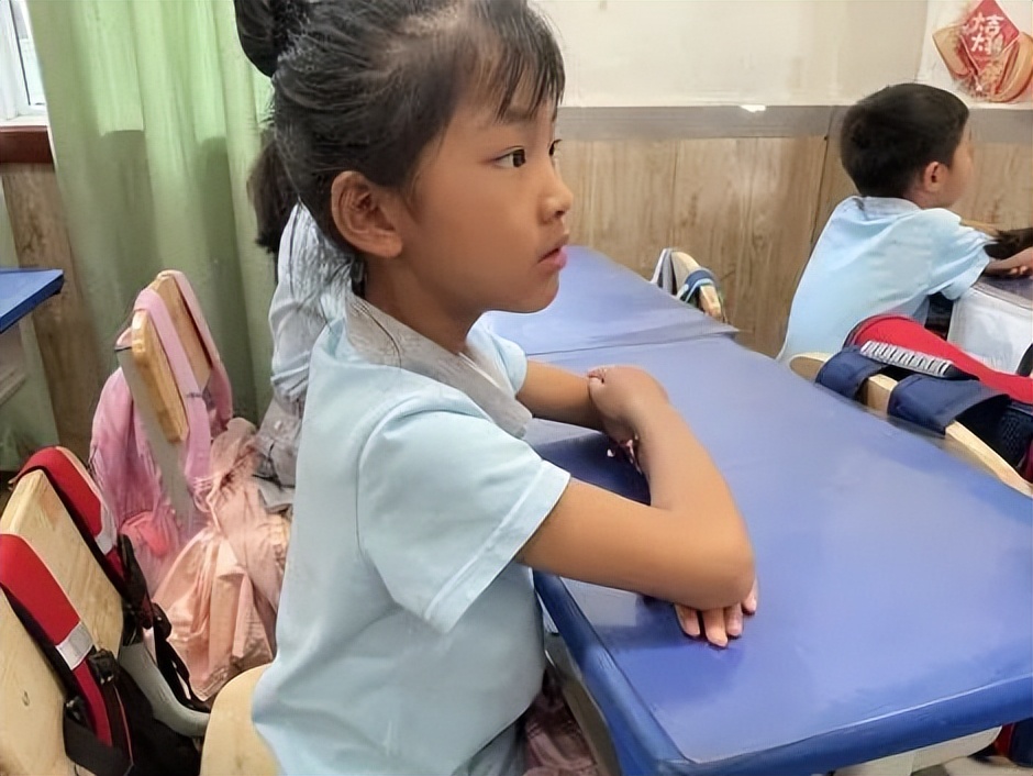 成都高新区中和小学举行2021级党员家长进校园讲党史主题活动