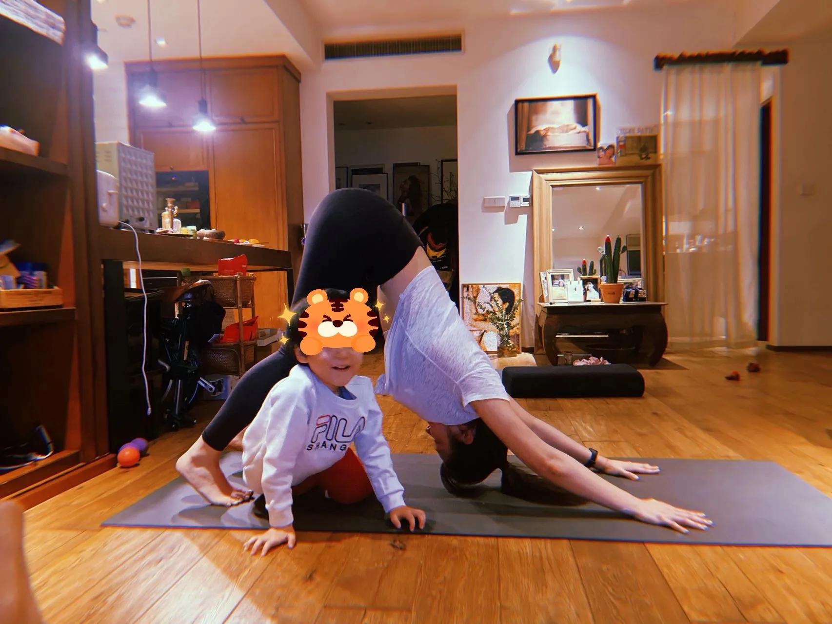 陈妍希和儿子做亲子瑜伽，小星星配合妈妈做高难度动作，互动默契