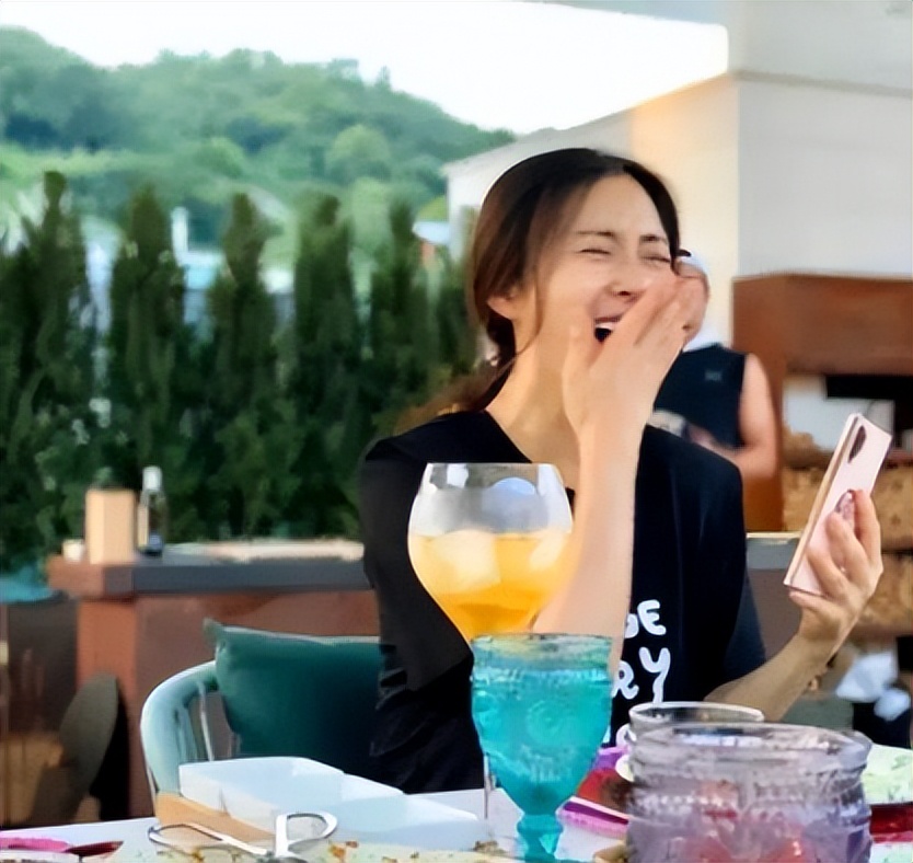 孙艺珍与宋允儿聚餐，身材纤细不像孕妇，玄彬只在一旁烤肉