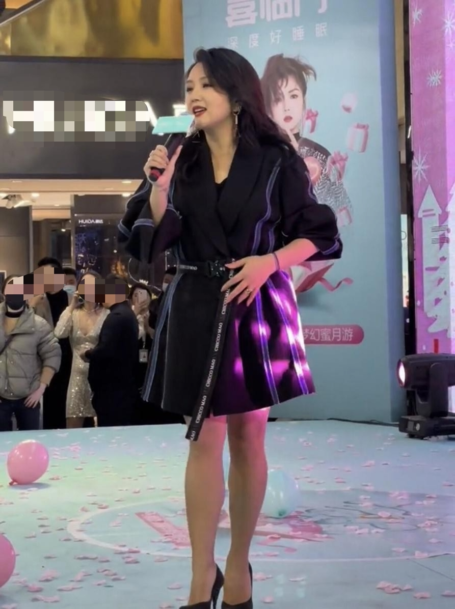 35岁何洁现身商演，减肥有效脸瘦一圈，养3娃不容易大冬天穿短裙