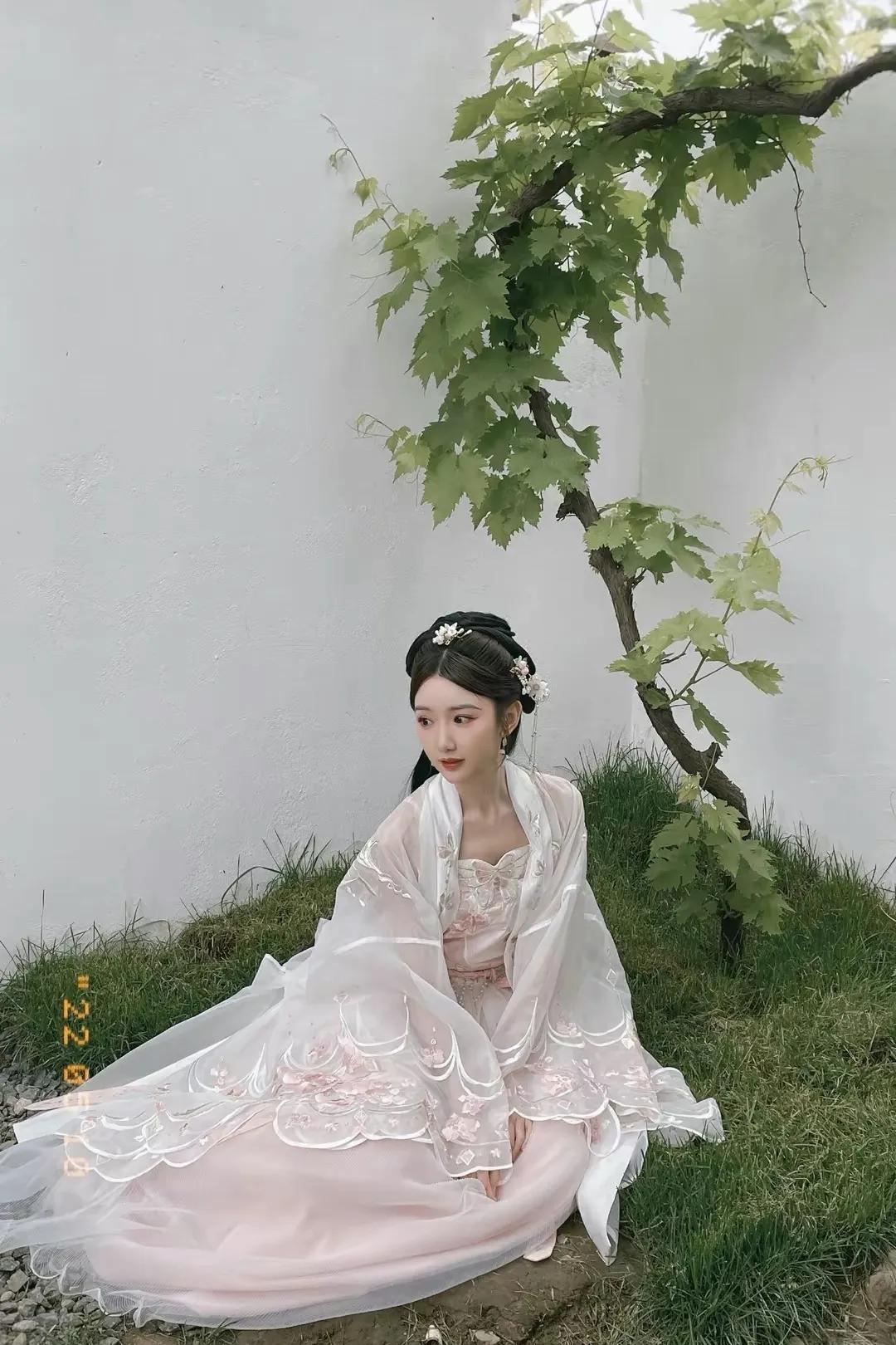 被毛晓彤的古装造型美到了，唯美淡雅，清新自然，娇俏可人