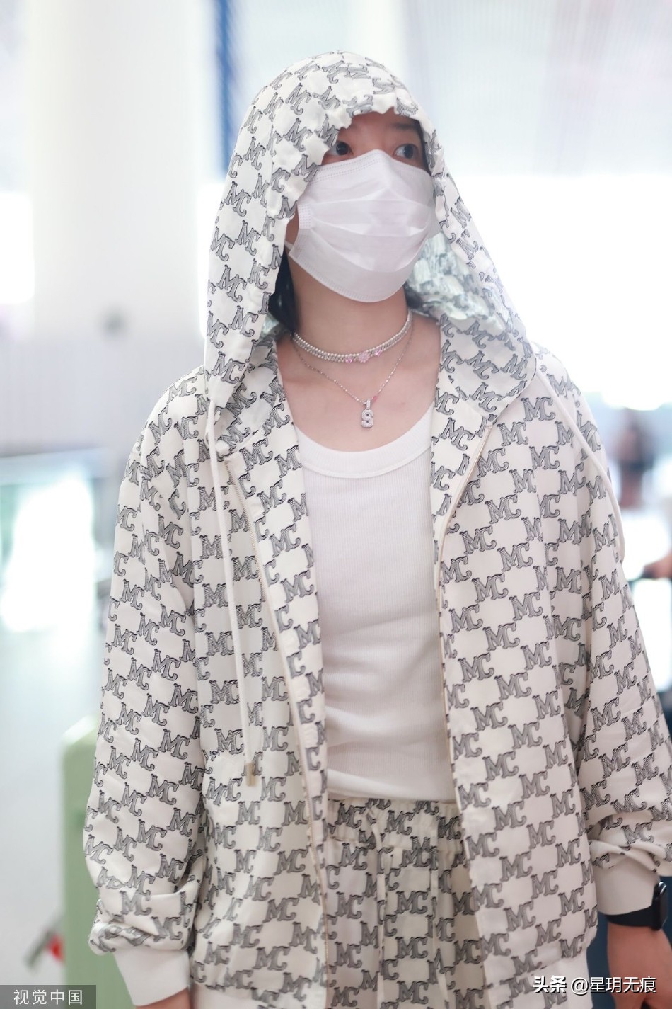 李斯丹妮穿格纹套装现身机场 走路带风气场全开好酷飒