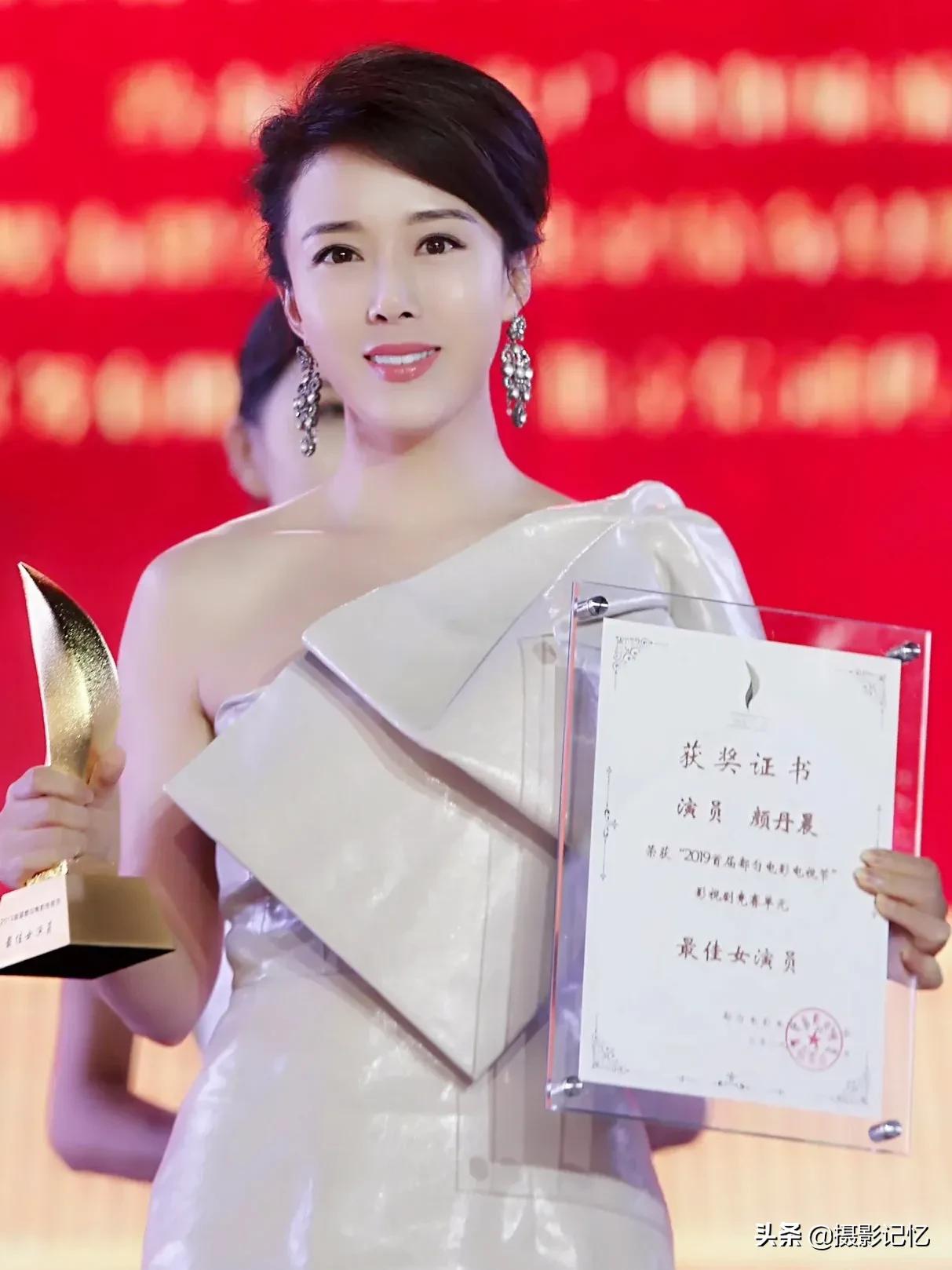 颜丹晨：貌美的才女