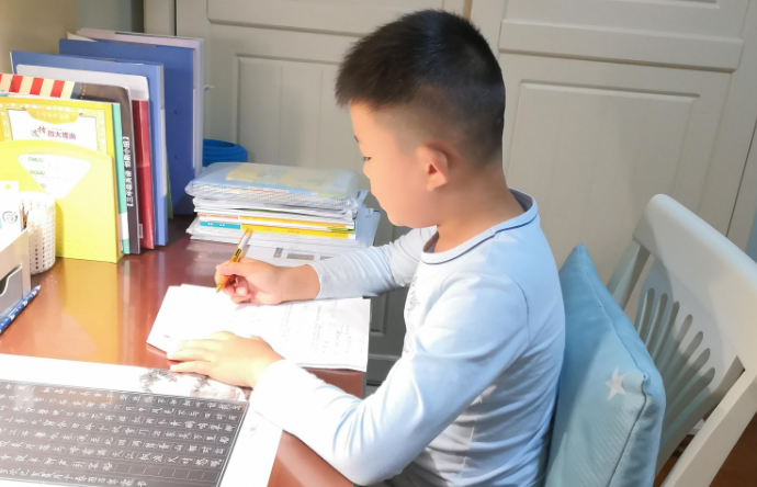 寒假里，学霸家长给小学生制定的“作息时间表”走红，安排很合理