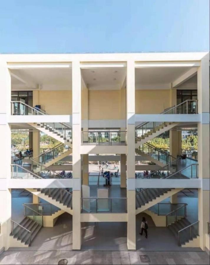 上海超有范高校！地铁直达，坐拥7大食堂，绝美图书馆，还有古希腊风建筑