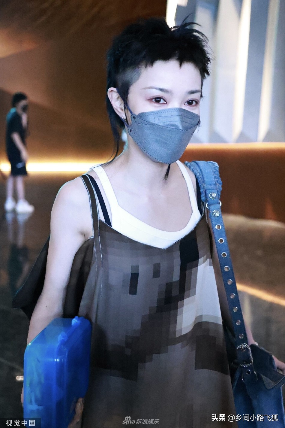 郭采洁前往录制《乘风破浪》短发搭吊带裙时尚前卫