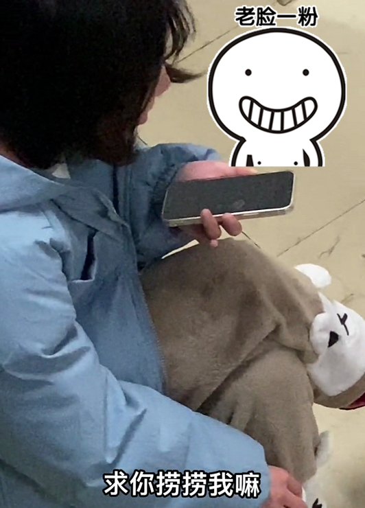 重庆一女大学生考试前夜，打电话认干爹，老师轻蔑一笑：好好复习