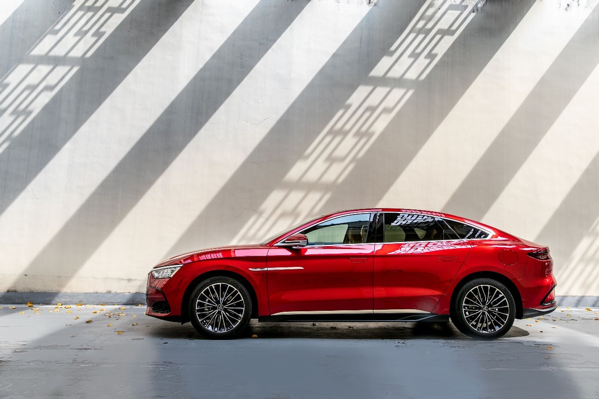 比亚迪汉DM系列亮相设计品鉴会，于艺术空间彰显摩登精神