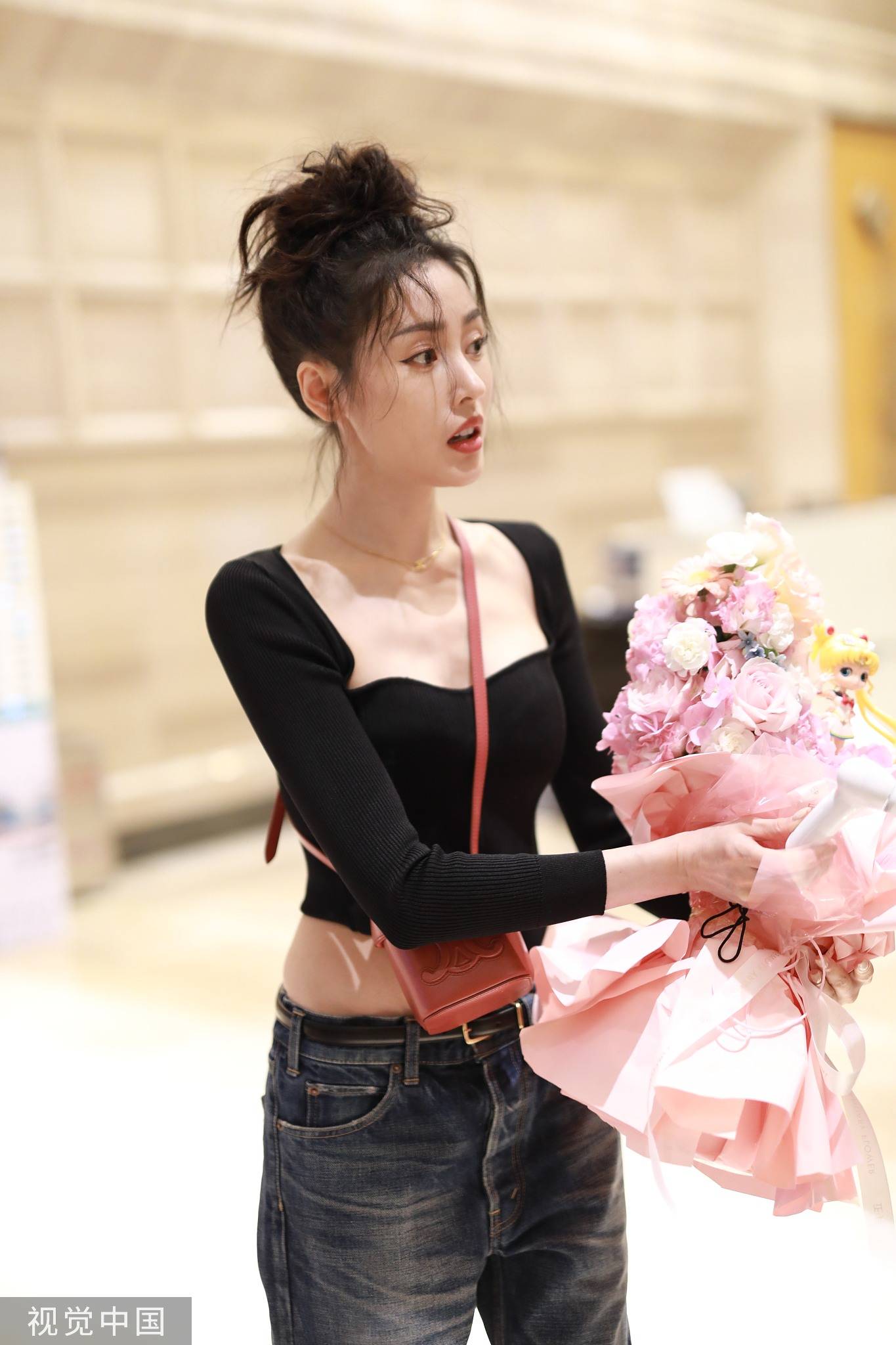 张天爱《浪姐3》上班路透曝光，手捧鲜花笑眼盈盈