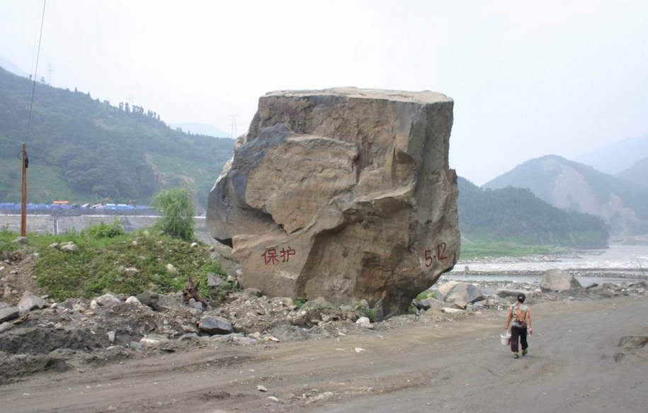 08年地震后，程林祥背着儿子遗体走25公里，坚决带儿子回家