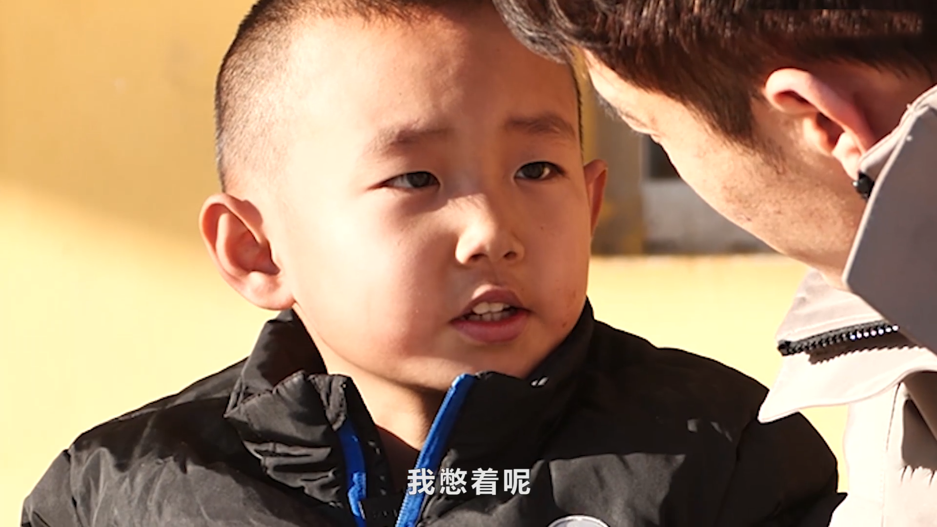 （抬手揉了揉眼眶）妈，我不会哭的，只是这太阳太大了…您在那边要好好的。