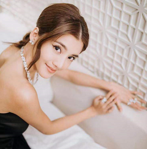 “拜金宠儿”吴千语：被林峰独宠五年10分钟刷80万，后投富豪怀抱