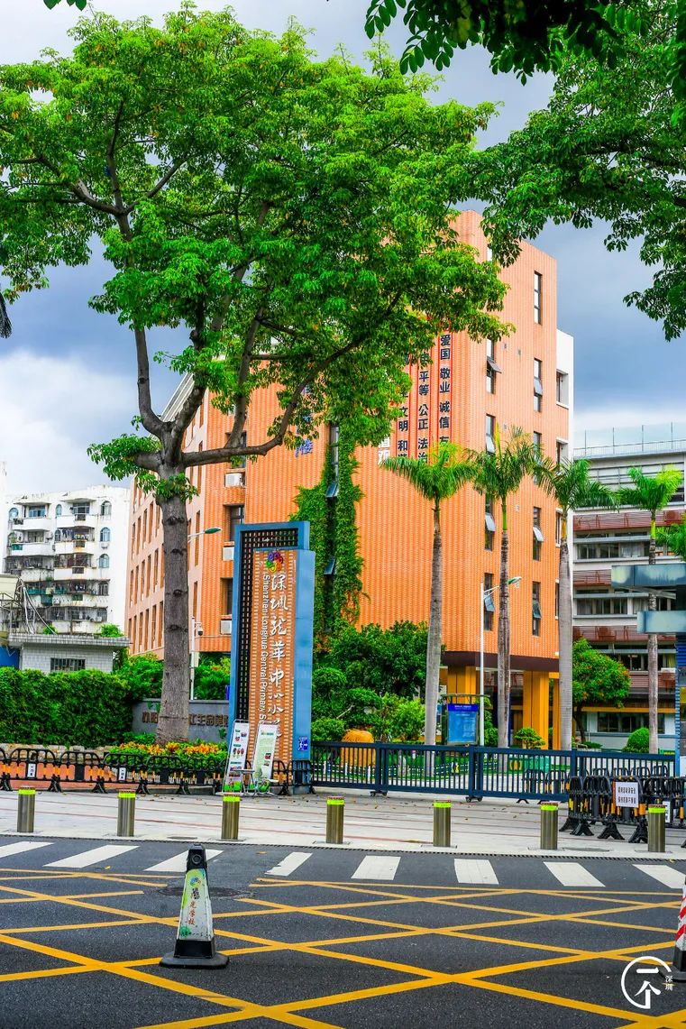 我在深圳富士康打工，月入5k，住30元旅館